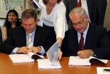 Ministers Netanyahu and Shitrit signing the contra