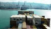 The port averaged 27 containers per hour from a single vessel